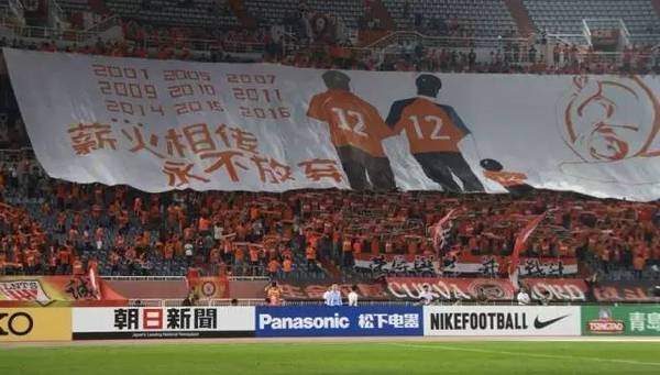  朗斯主场灯光秀致敬传奇，万名球迷泪目致敬  