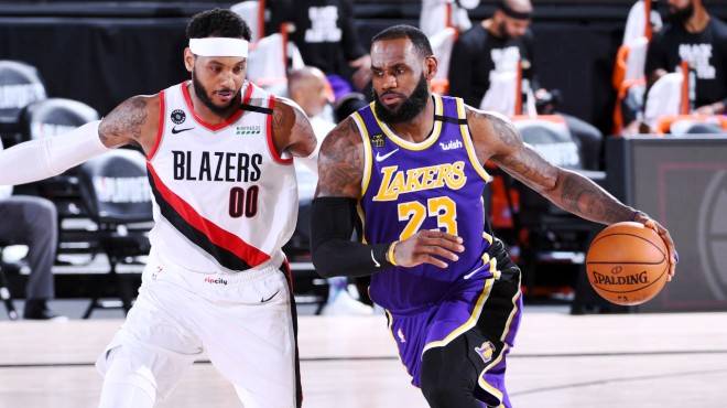  詹姆斯三双领衔湖人复仇快船  